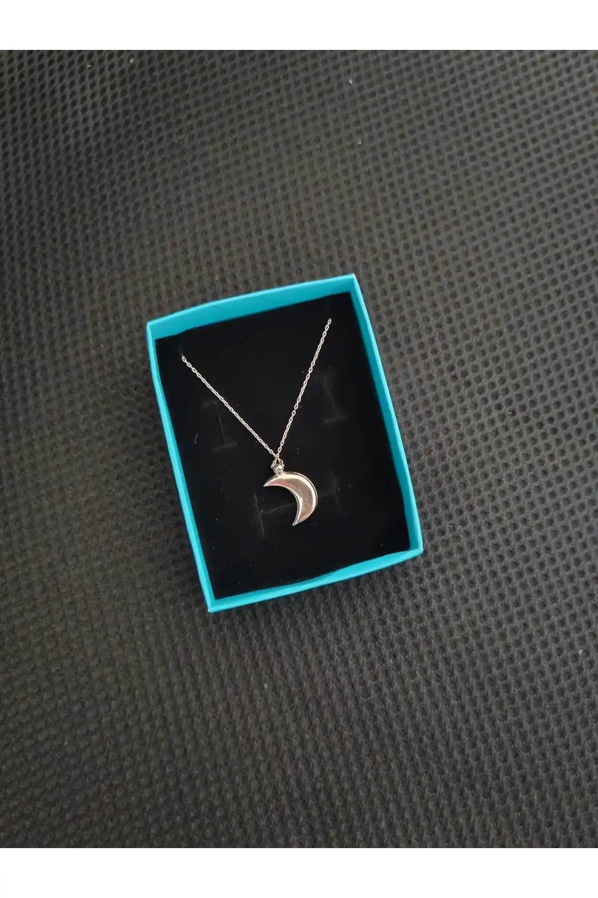 Soprano Ay Kolye 925 Ayar Gümüş Pembe Renk Zarif Takı Tasarımı ve Özellikleri