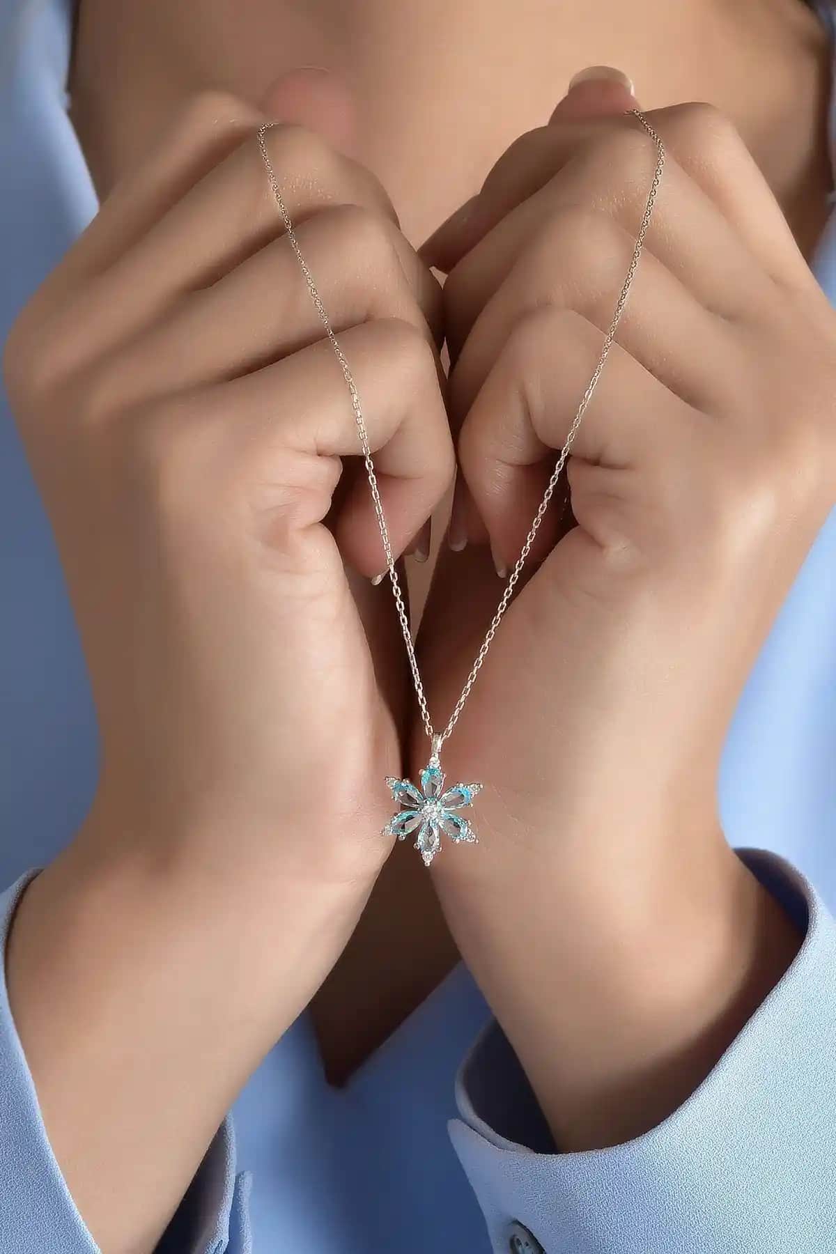 Starlight Diamond Kamelya Çiçeği Kolye: Zarif ve Dayanıklı Gümüş Takı Seçeneği