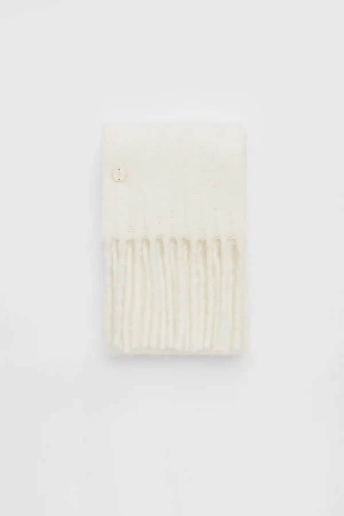 Stradivarius Düz Renkli Atkı: Şık ve Konforlu Tasarım ile Kışa Hazırlık