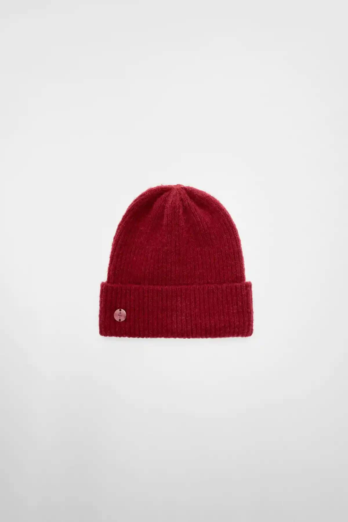 Stradivarius Fitilli Şapka ve Bere Karşılaştırması: Stil ve Konfor Analizi