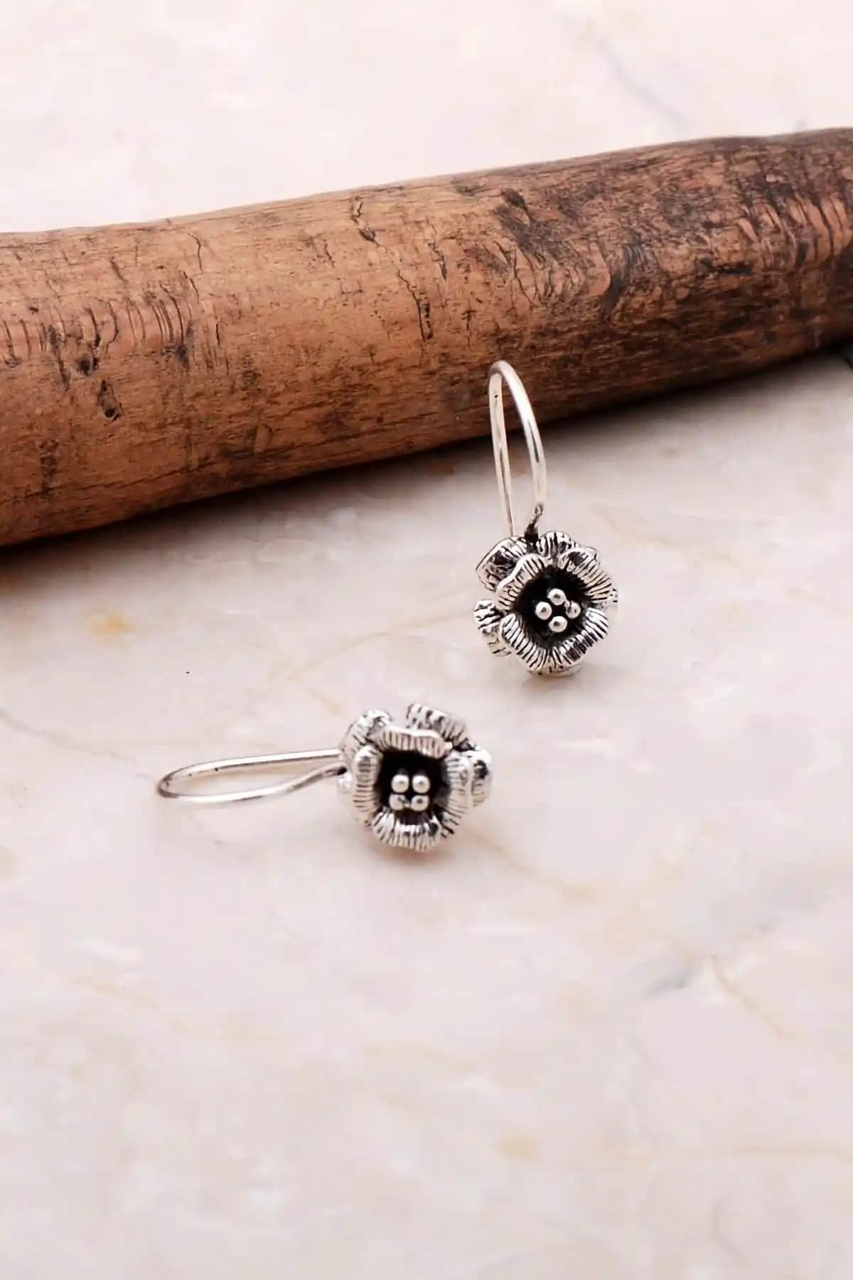 Sümer Telkari Çiçek Motifli Gümsü Oksitli El İşçiliği Tasarım Küpe