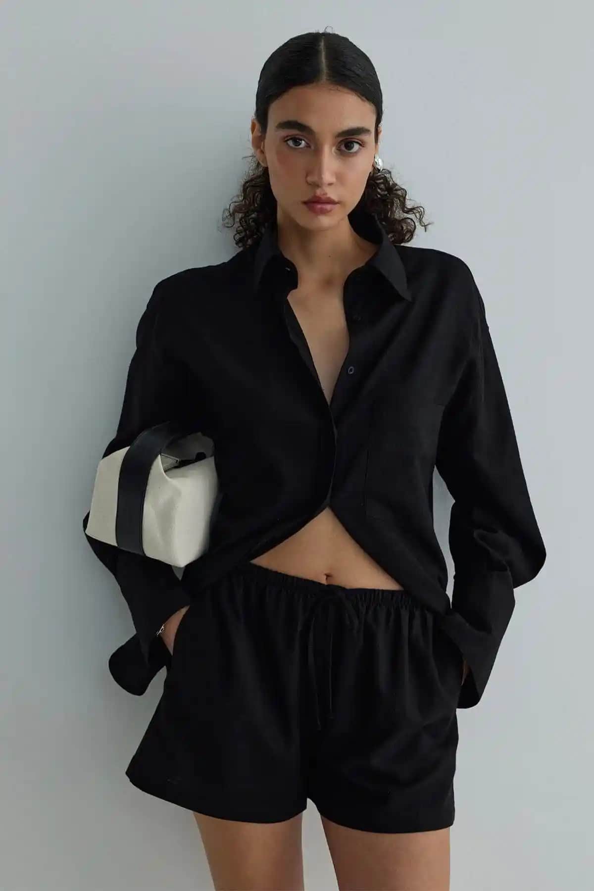 Suud Collection Krem Archi Çanta: Şıklık ve Fonksiyonelliğin Modern Buluşması