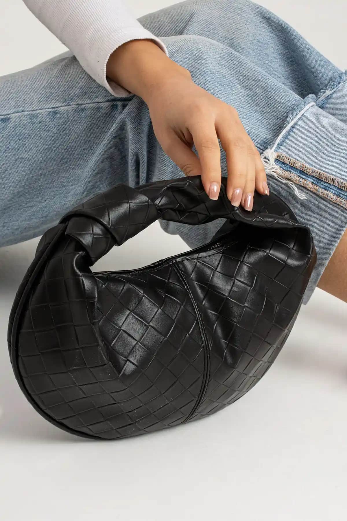 Tina Düğüm Detaylı Örgülü Siyah Çanta Modern ve Şık Günlük Aksesuar