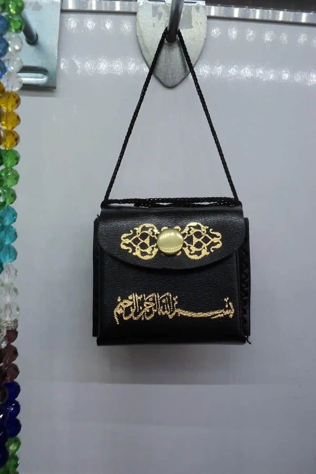 ÜmitHediyelik Araba Süsü Askılı Küçük Kur'an: Şık ve Manevi Bir İç Mekan Detayı