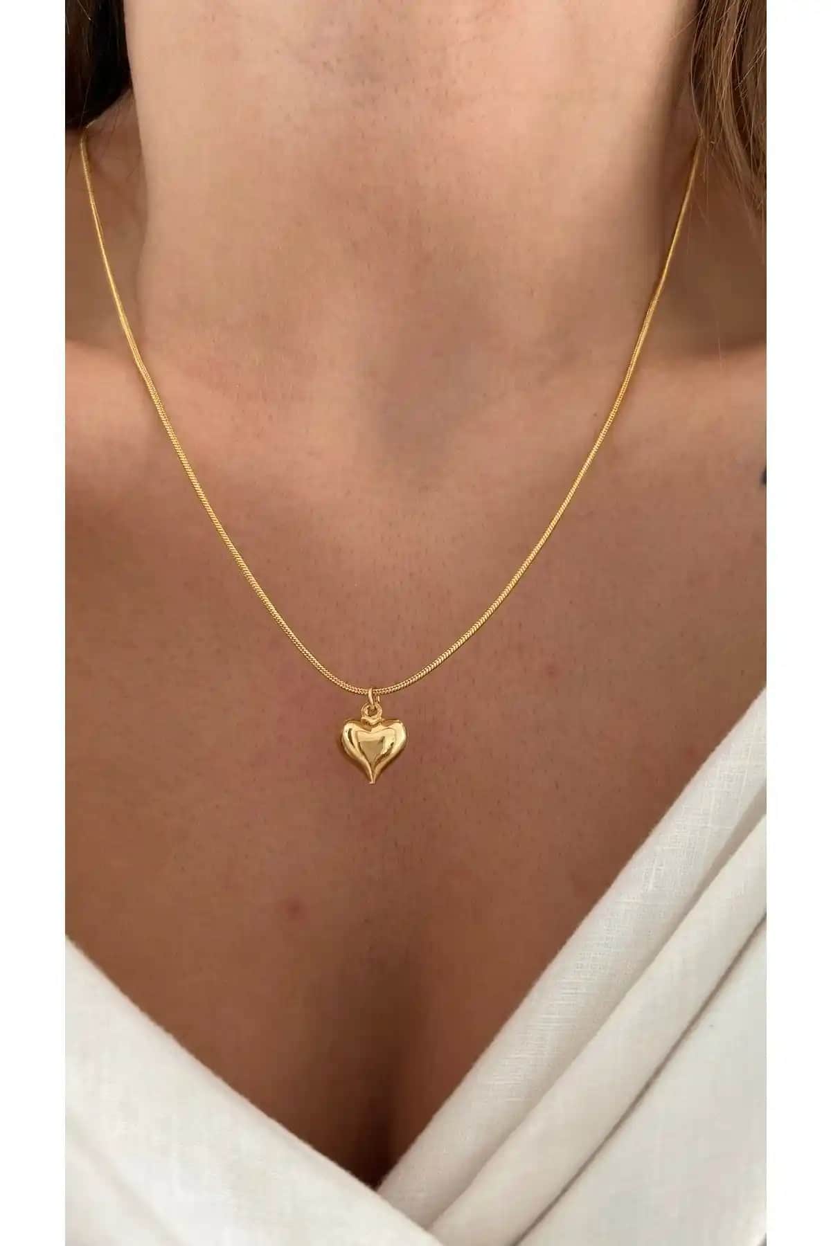 Vi Store Altın Kaplama Bombeli Kalp Kolye: Şıklık ve Zarafetin Modern Yansıması