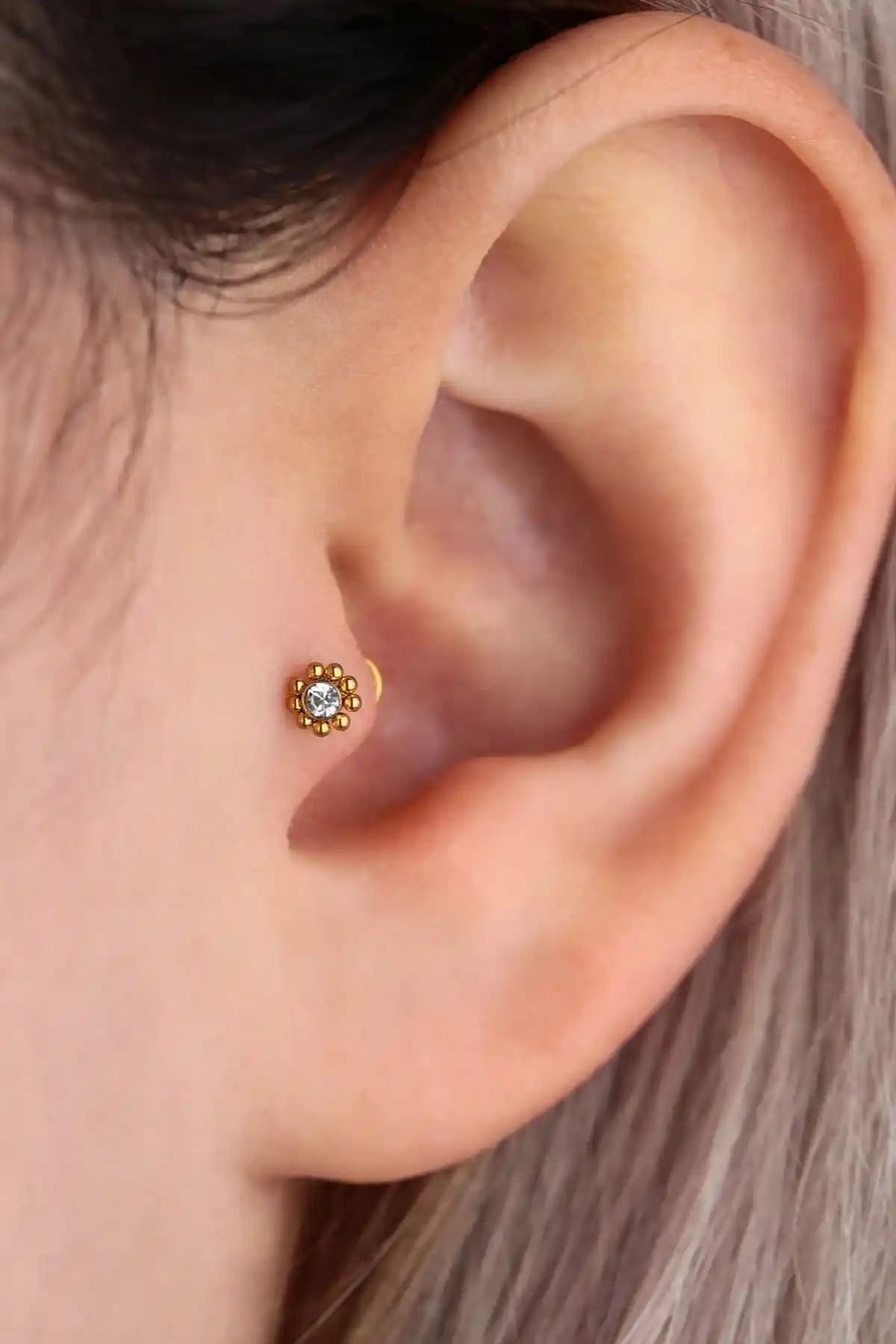 Vilma Aksesuar Cerrahi Çelik Tragus Çiçek Piercing İnce Tasarım ve Güvenli Kullanım Özellikleri