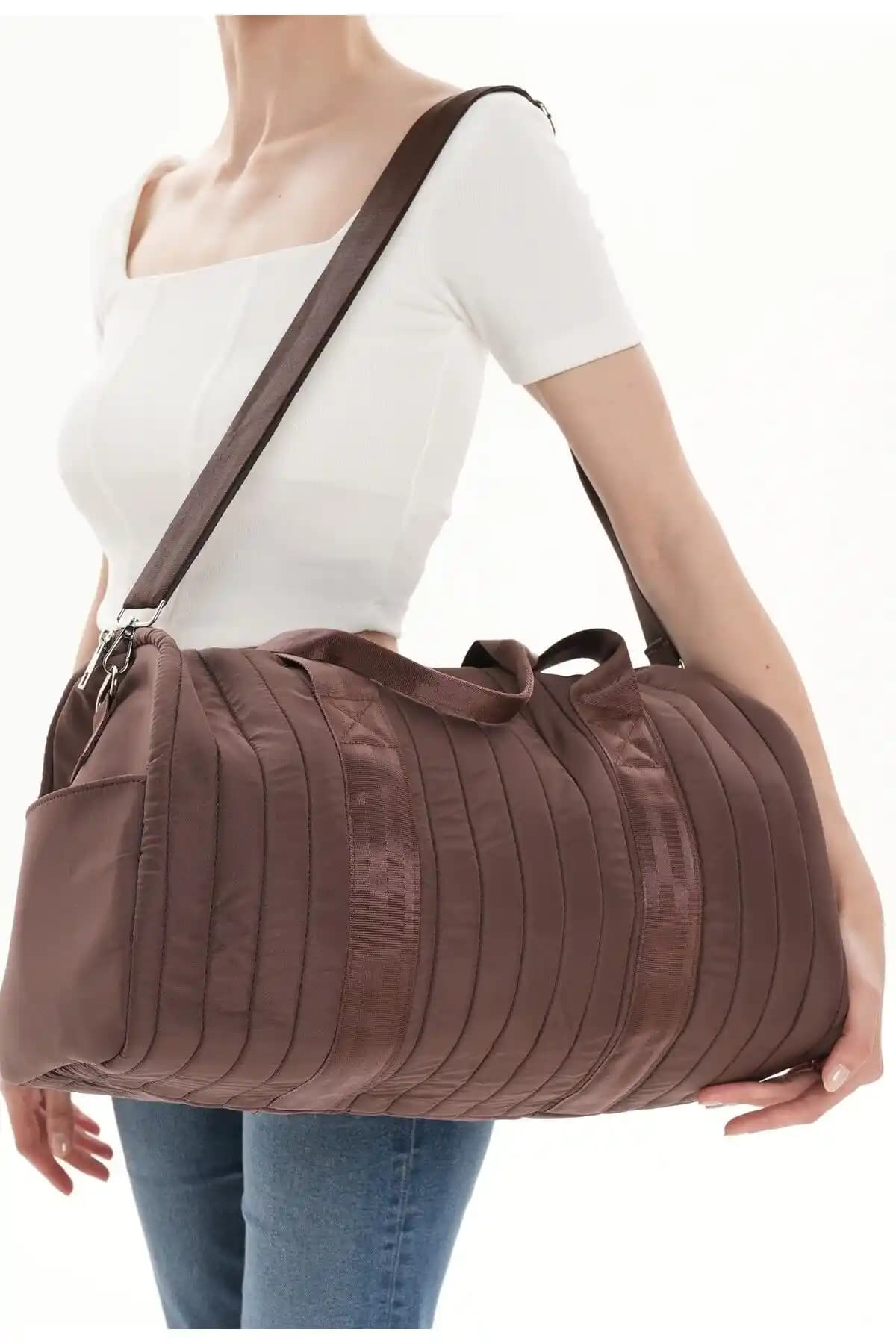 WITH-W unisex kapitoneli spor ve seyahat çantası yüksek fonksiyonellik ve şıklık sunar