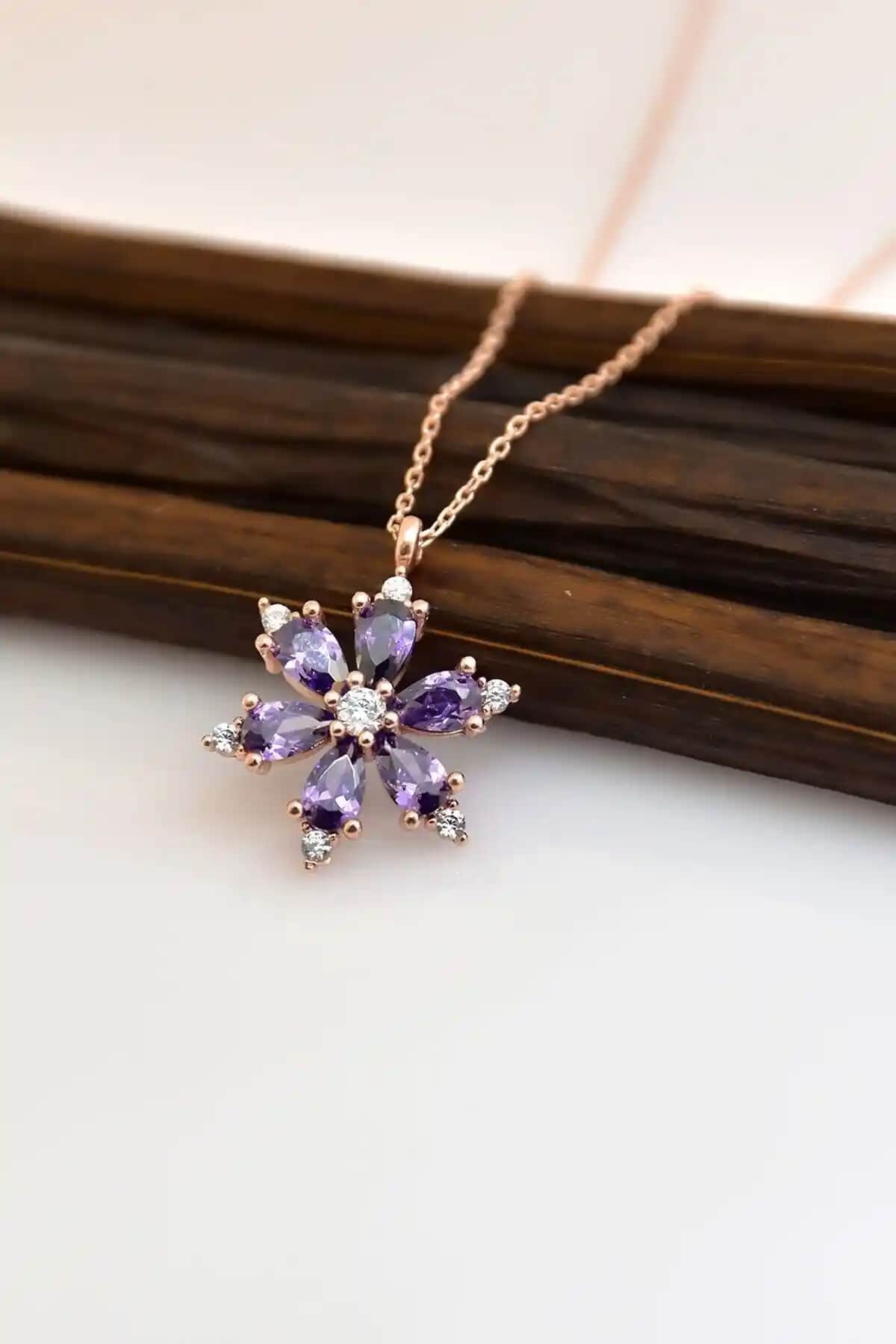 Zanaatsilver Ametist ve Pembe Taşlı Lotus Çiçeği Kolye Karşılaştırması