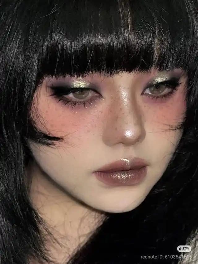 Asya Esintili Gotik Glam Makyaj Stili: Teknikler ve Kültürel Bağlam