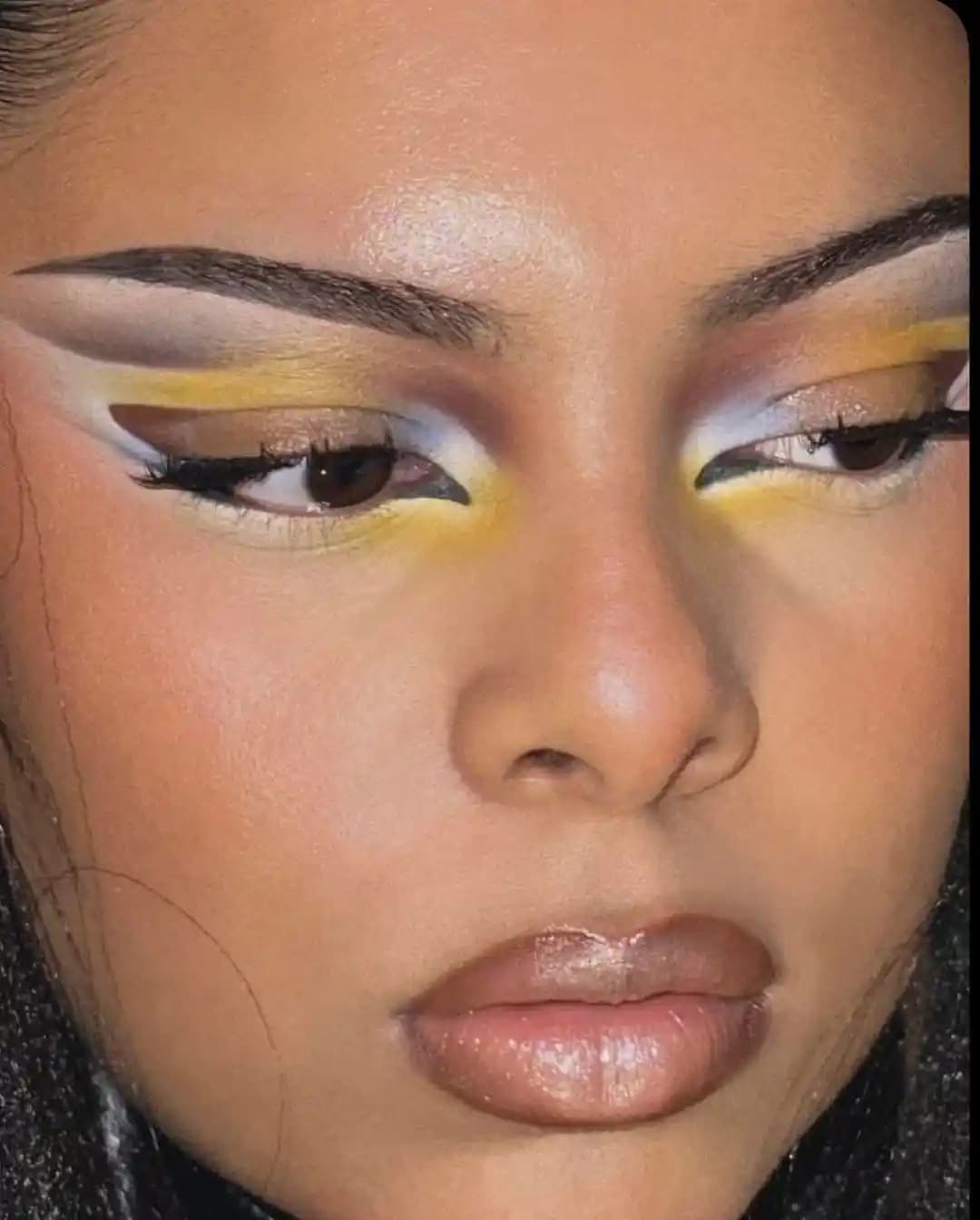 Deemakeupartist'in İlham Alınan Makyajı Yeniden Yaratma Süreci ve Kullanılan Ürünler