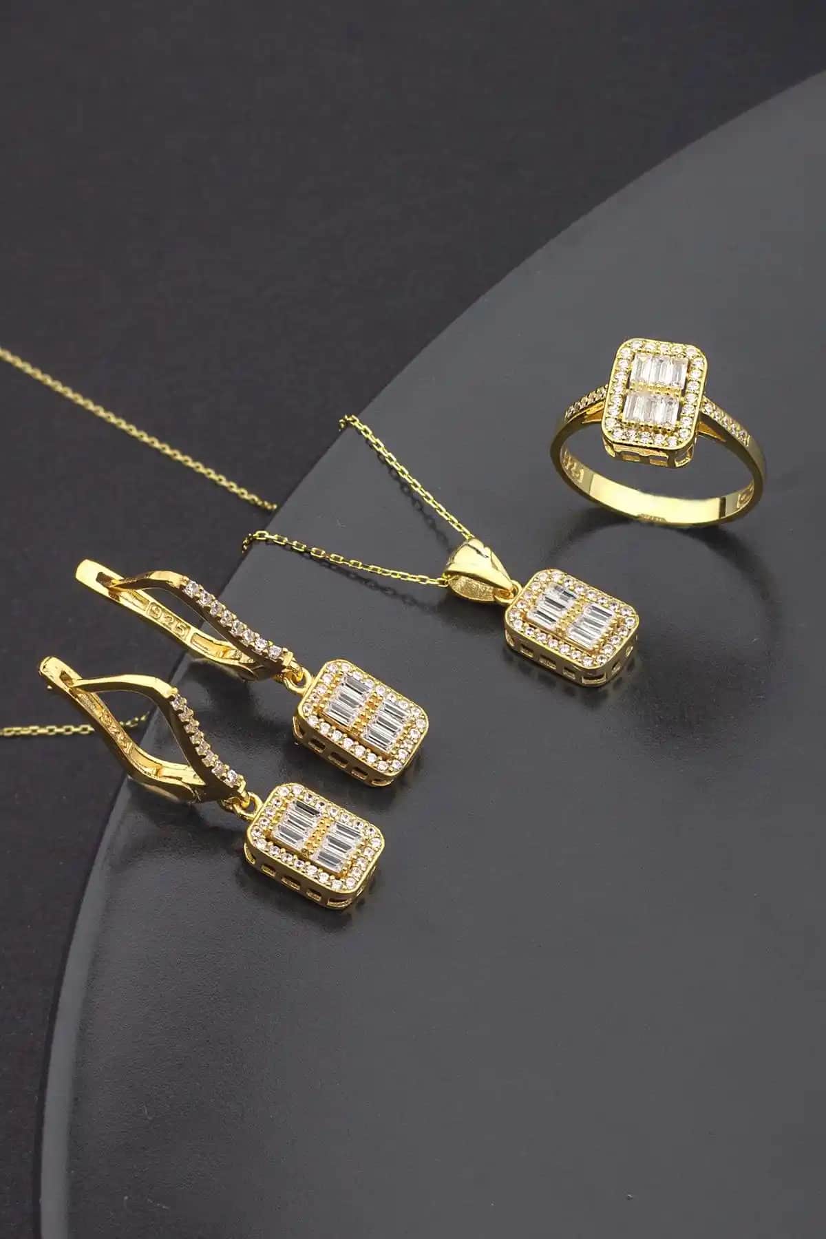 925 Ayar Gümüş Baget Taşlı Trapez Takı Seti Modern ve Zarif Tasarım