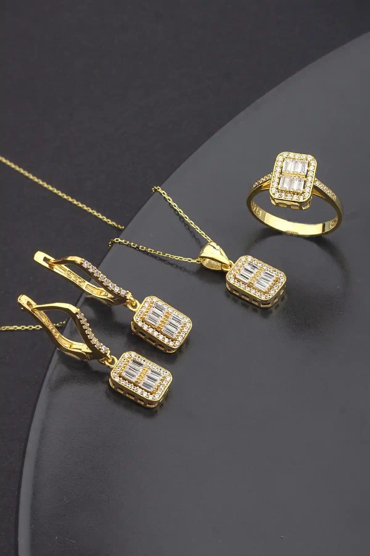 925 Ayar Gümüş Baget Taşlı Trapez Takı Seti Modern ve Zarif Tasarım