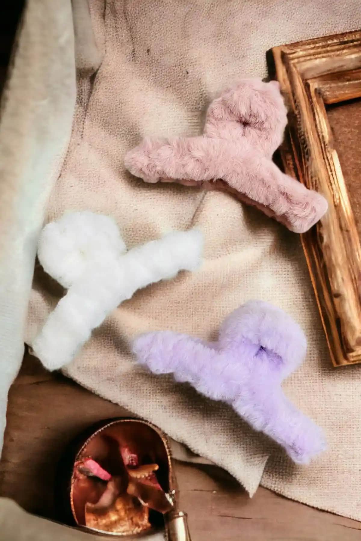 AYMETA ve PREGIO Kadın Peluş Toka Setleri Karşılaştırması ve Özellikleri