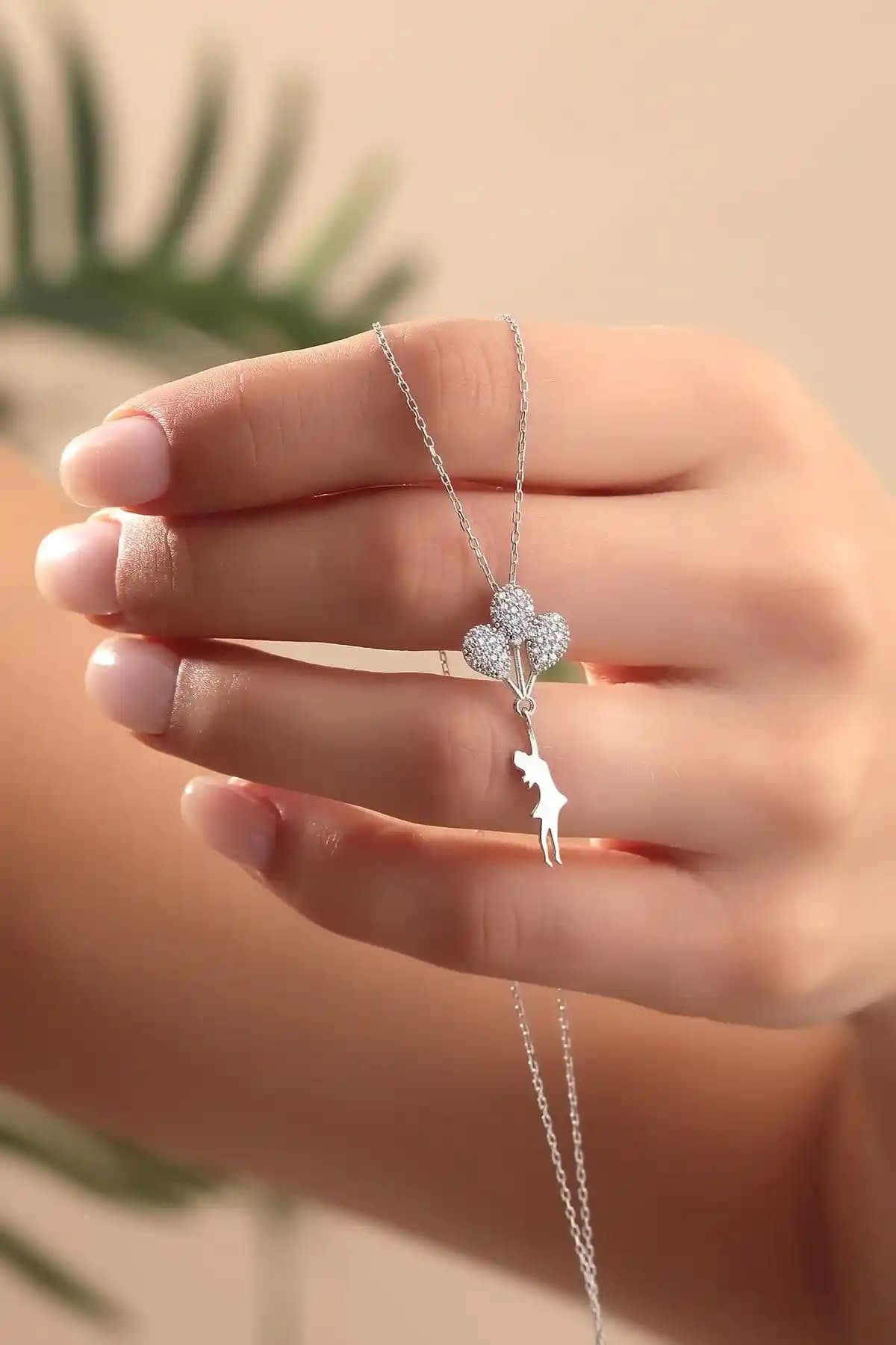Bilsen Store ve LOTUS JW Gümüş Kolye Karşılaştırması: Tasarım ve Özellikler Analizi