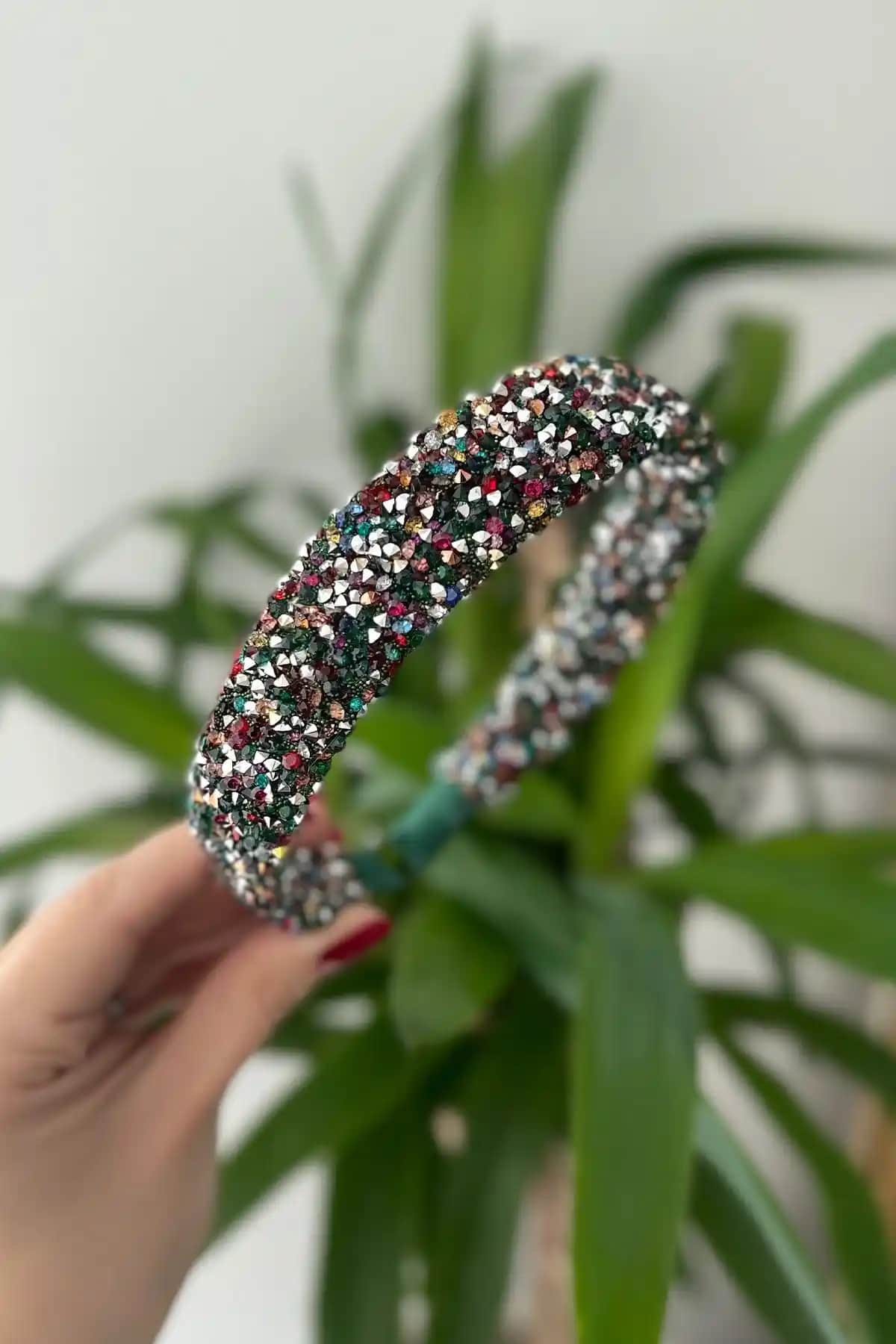 Doğal Taşlı Kadın Taç ve Kristal Taç Karşılaştırması: Hangi Model Sizin İçin Uygun