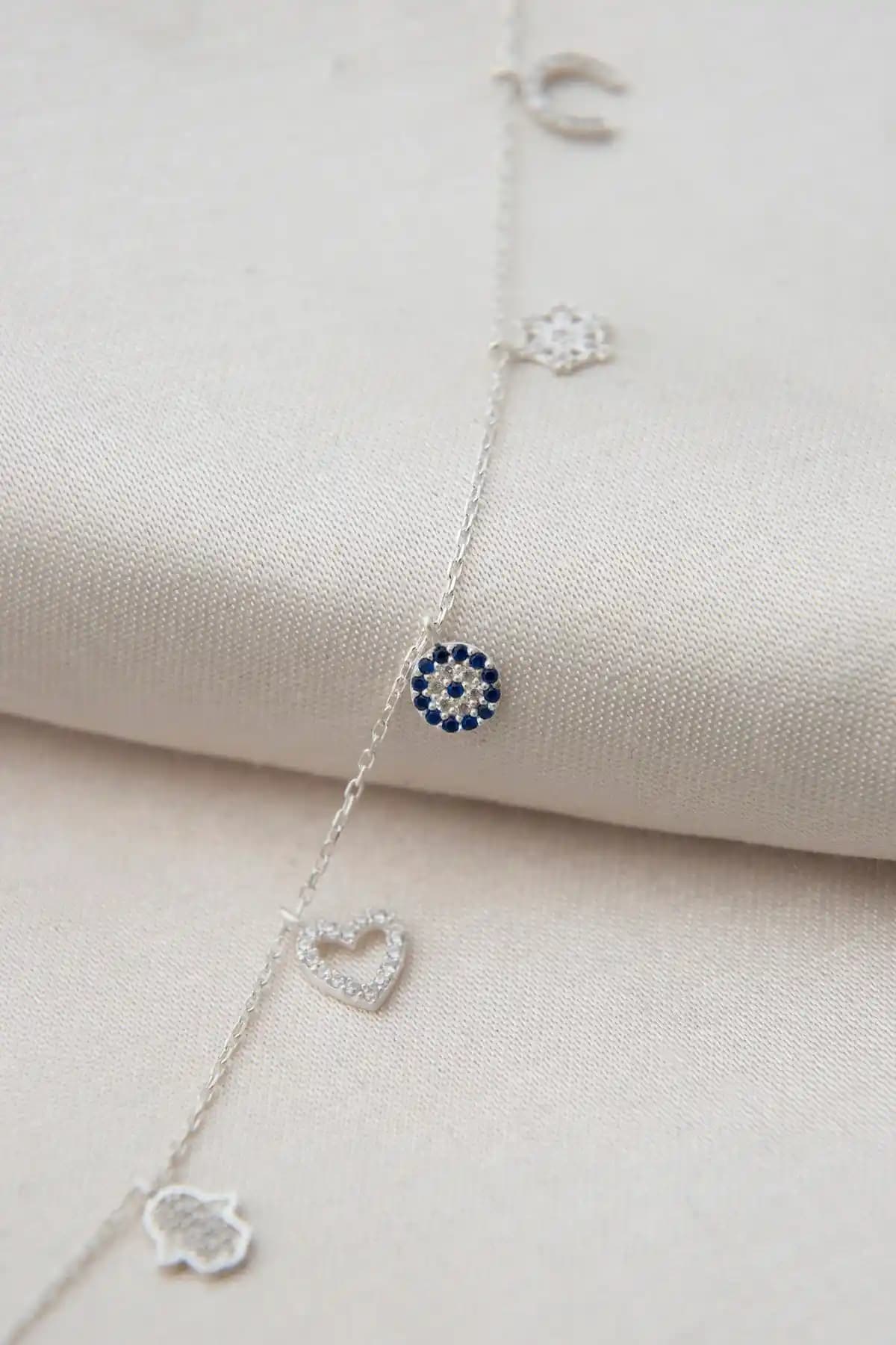 Elika Silver Kadın Bileklikleri Karşılaştırması: Şans ve Taşlı Top Detaylı Modeller