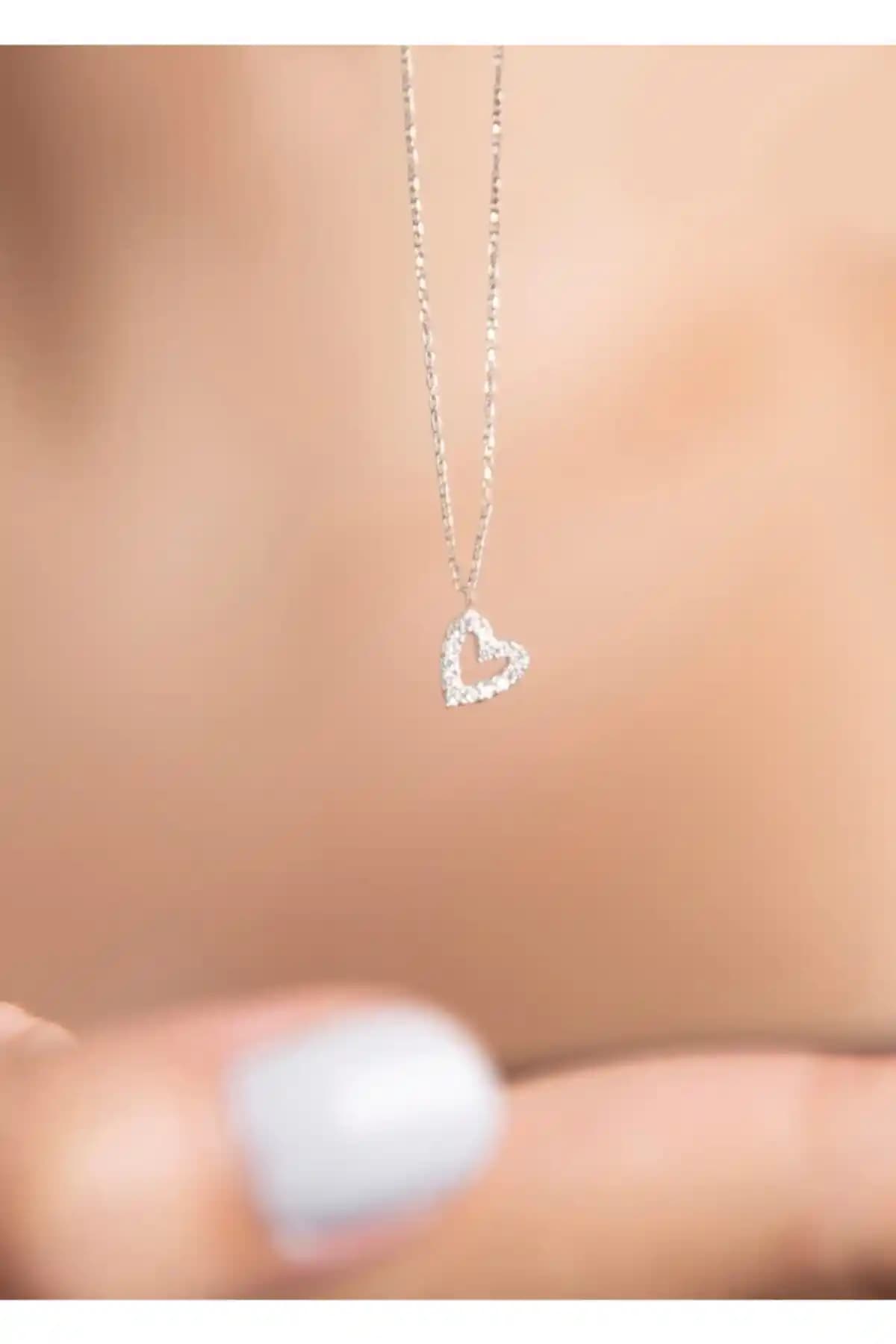 Elika Silver Kadın Kalp ve Taşlı Yonca Model Gümüş Kolye Karşılaştırması