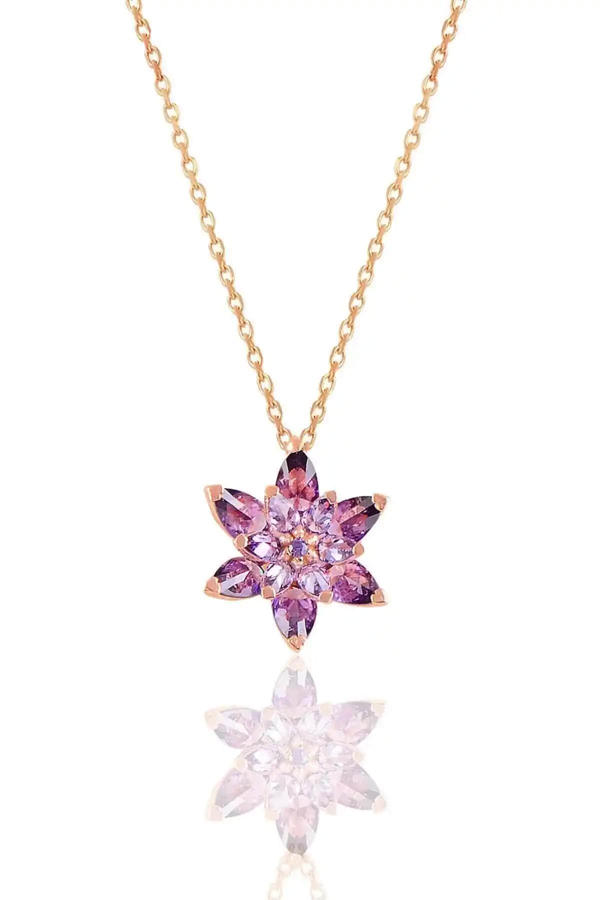 Ervanur ve NEREZE Mor Lotus Kolye Karşılaştırması: Malzeme ve Tasarım Analizi