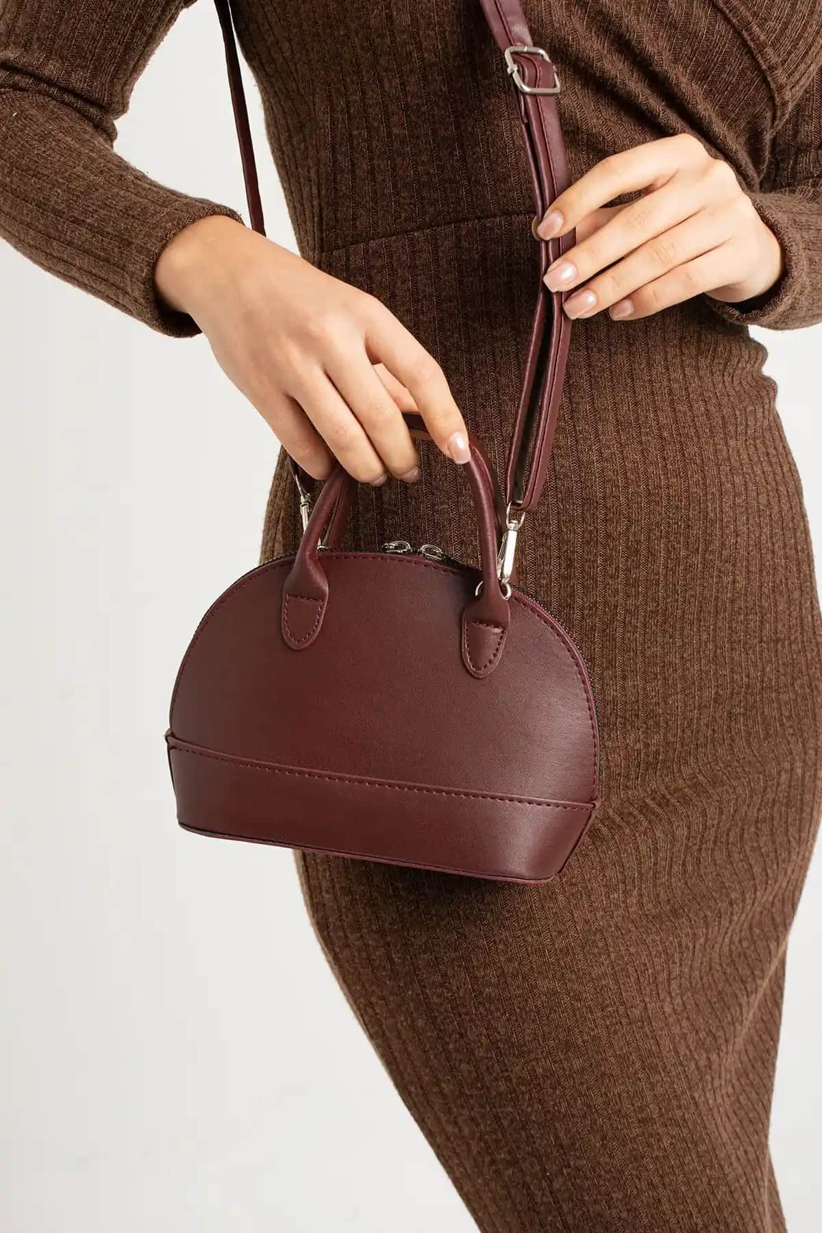 ESTUTE D Model ve İAMBTŞY Koltuk Altı Çantası Karşılaştırması: Hangi Çanta Daha Uygun