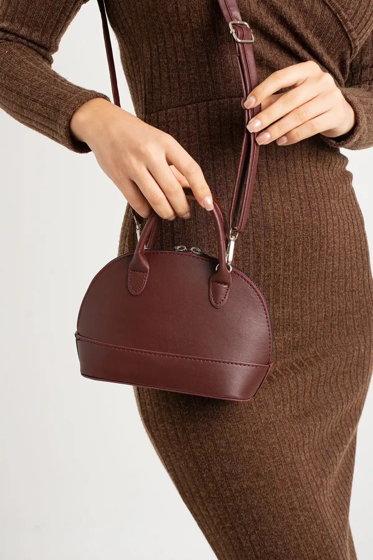 ESTUTE D Model ve İAMBTŞY Koltuk Altı Çantası Karşılaştırması: Hangi Çanta Daha Uygun