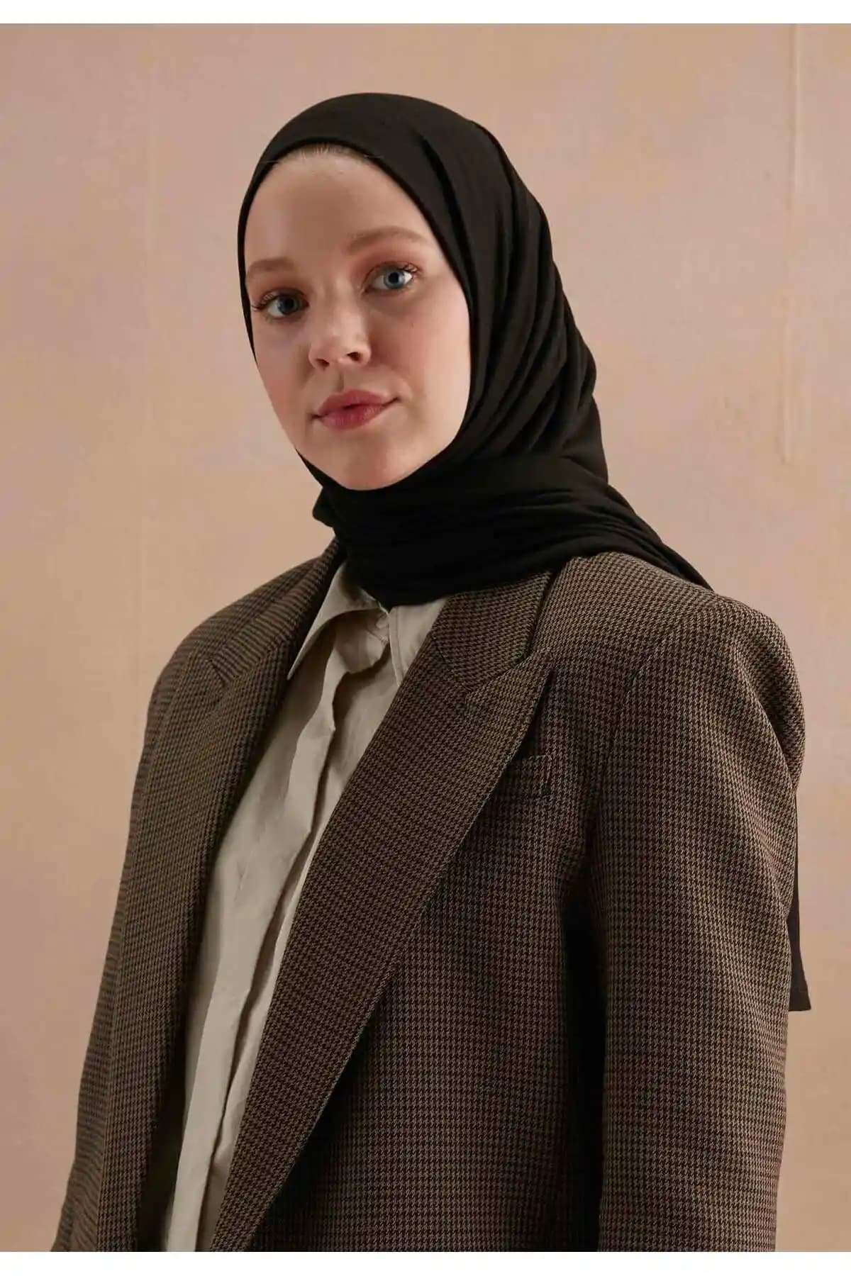 Freshscarfs Penye Şal Siyah: Günlük Şıklık ve Konfor Sunan Modern Tasarım