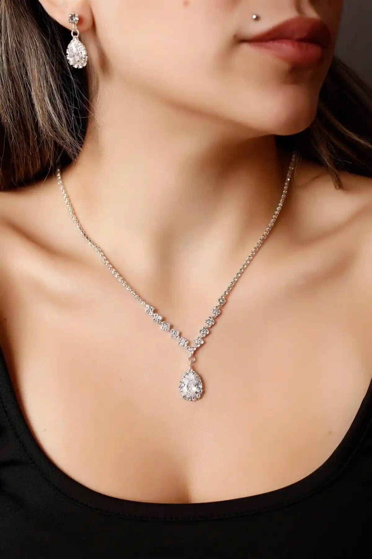 HUBANN Su Yolu Zirkon Taşlı Takı Seti: Zarif ve Şık Özel Gün Aksesuarları