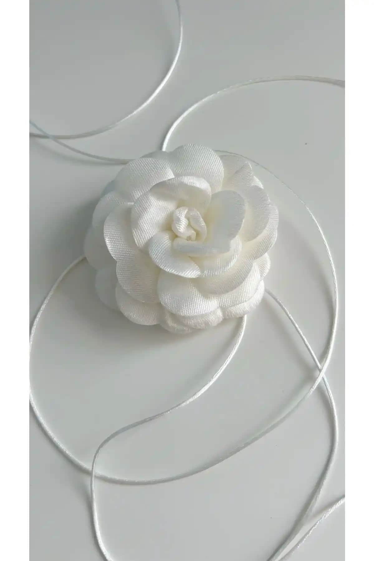 İki Popüler Choker Kolye Karşılaştırması: Kumaş ve Saten Tasarımların Detayları