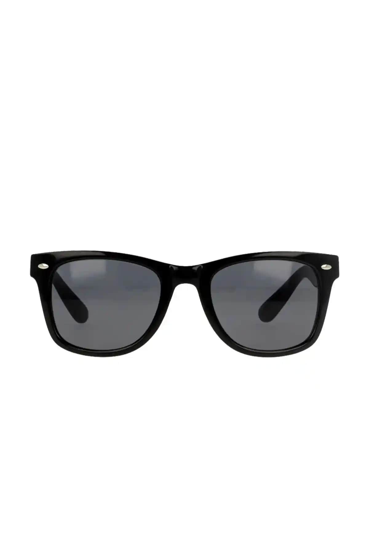 İki Popüler Güneş Gözlüğü Modelinin Detaylı Karşılaştırması ve Seçim Rehberi