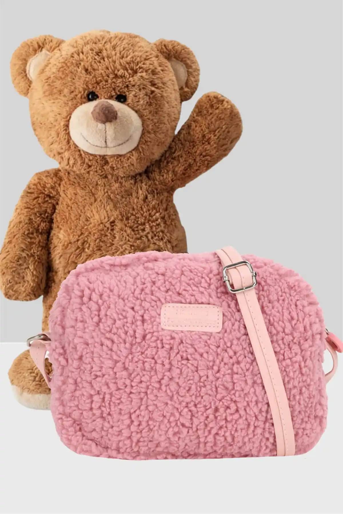 İki Pudra Peluş Çanta Modelinin Karşılaştırması: Tasarım, Kullanım ve Malzeme Analizi