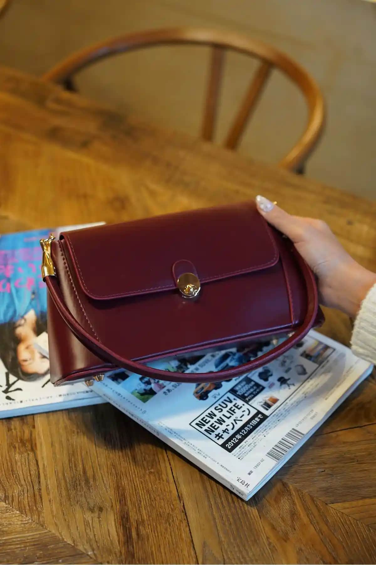 Kadın Bordo Çanta Karşılaştırması: Şık ve Kullanışlı Modeller Hakkında Bilgi