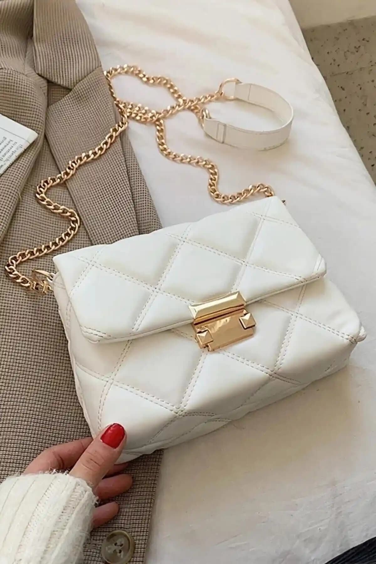 Kadın Çanta Karşılaştırması: Bag&More ve Capone Outfitters Modellerinin Özellikleri