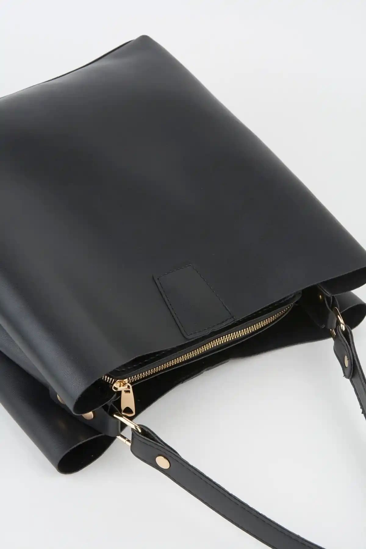 Kadın Çantaları Karşılaştırması: Siyah Deri ve Shopper Modelleri Analizi