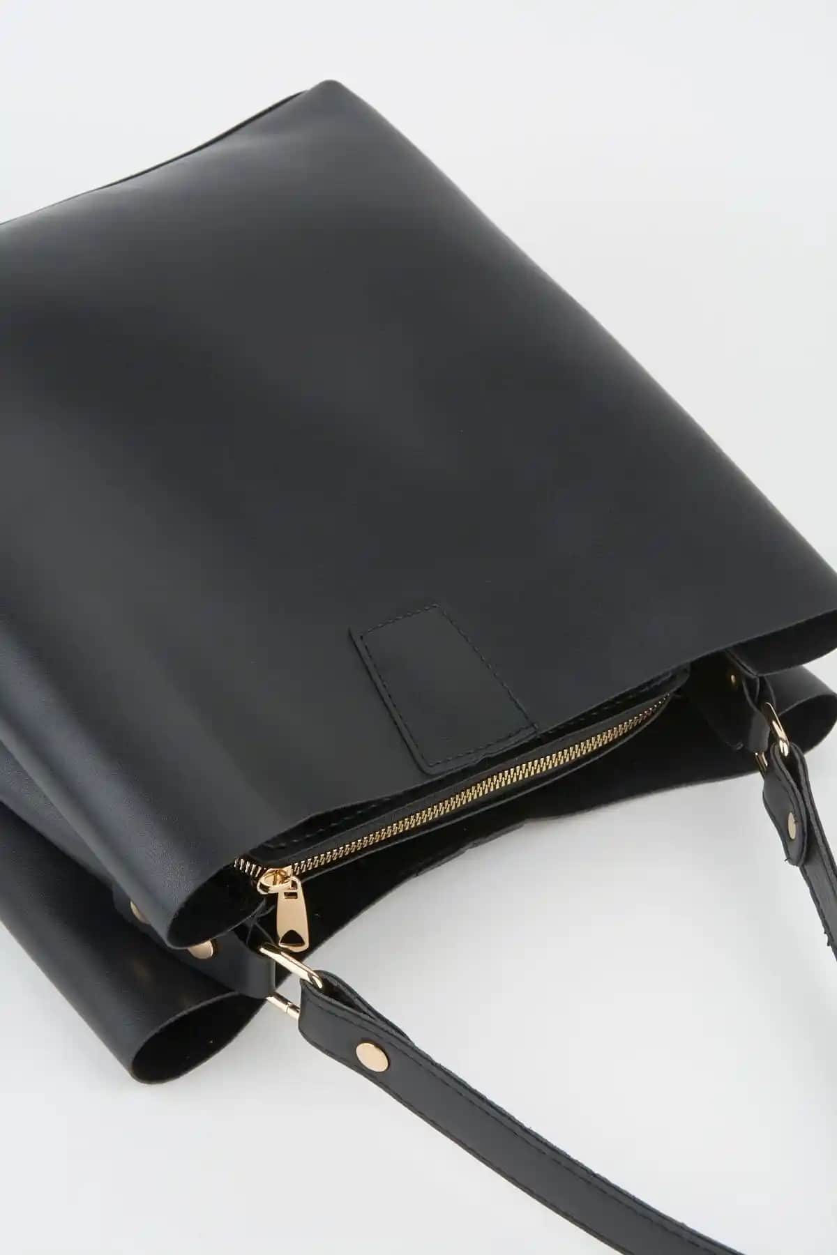 Kadın Çantası Karşılaştırması: Deri ve Suya Dayanıklı Tote Modelleri İncelemesi