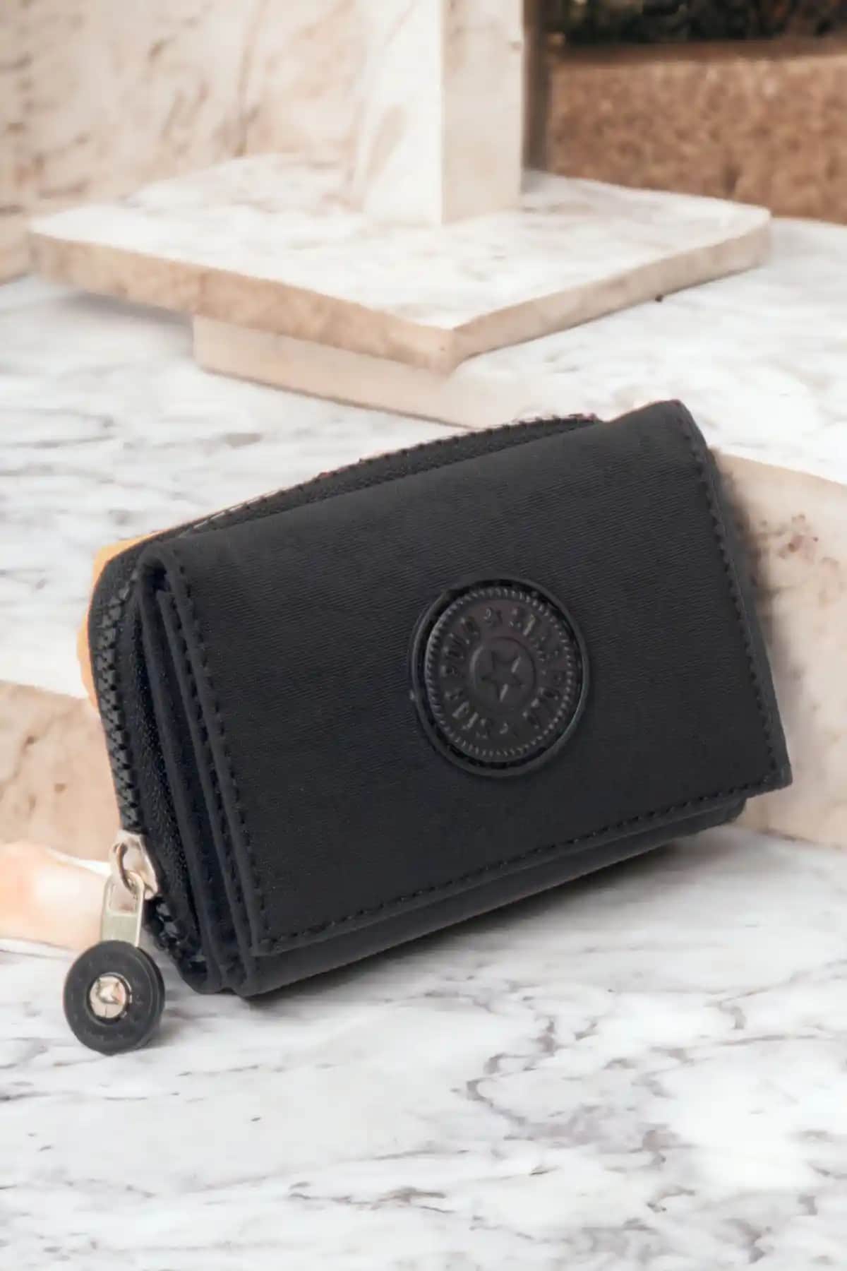 Kadın Günlük Kullanım İçin İki Şık Cüzdanın Detaylı Karşılaştırması