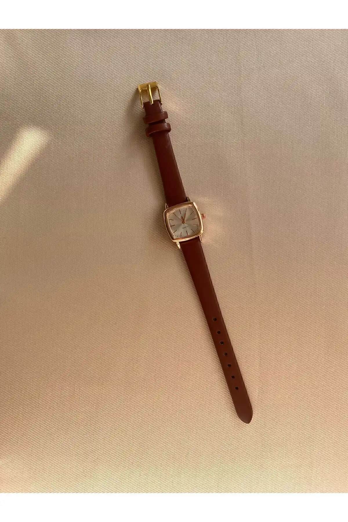 Kadın Kol Saatleri Karşılaştırması: Retro ve Vintage Tasarımların Detaylı Analizi