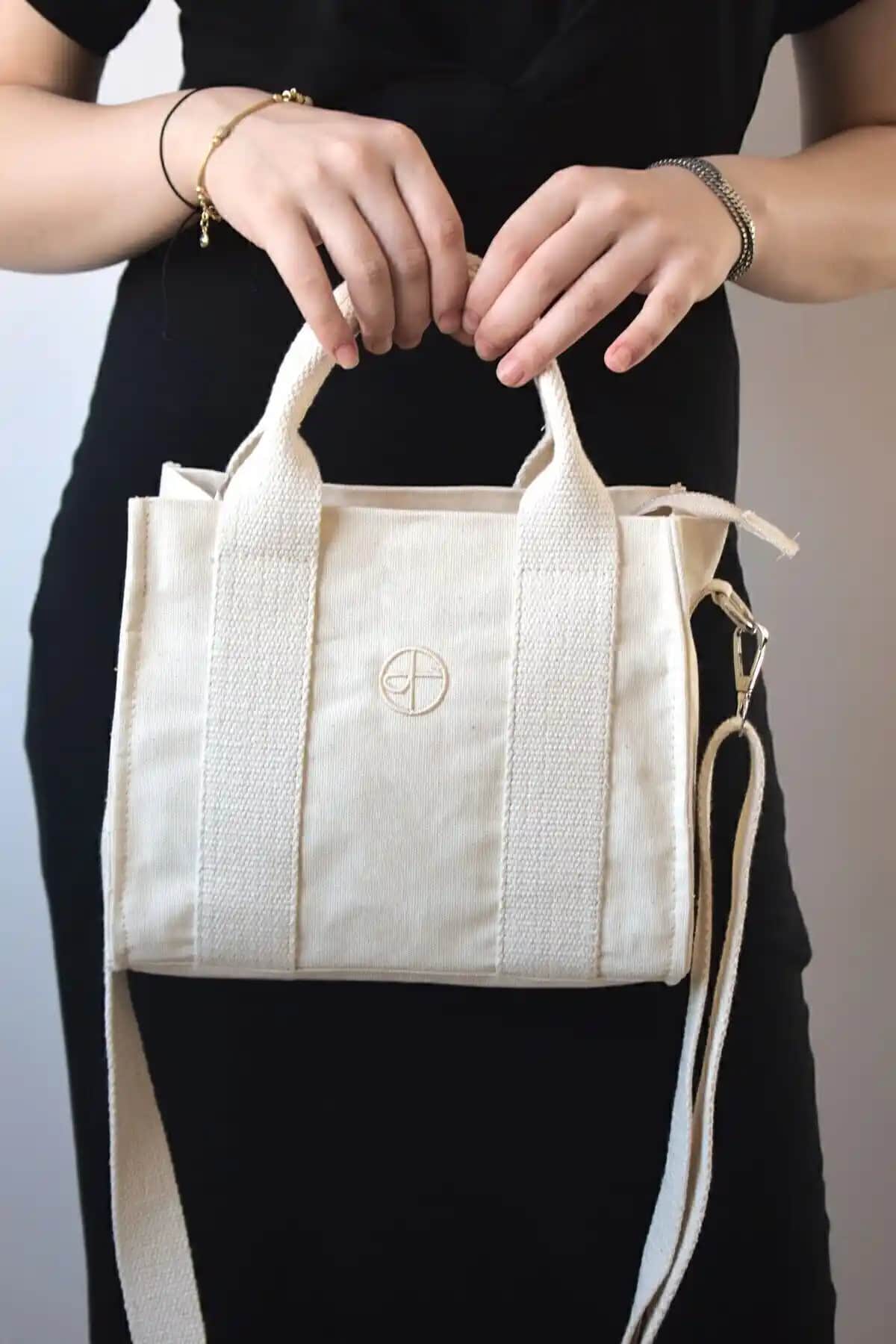 Kadın Tote Çantaları Karşılaştırması: Kanvas ve Suni Deri Modellerin Özellikleri ve Kullanım Avantajları