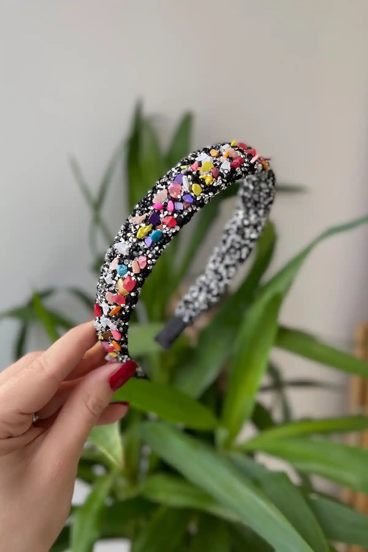 Kadınlar İçin Doğal Taşlı ve Kristal Taç Karşılaştırması