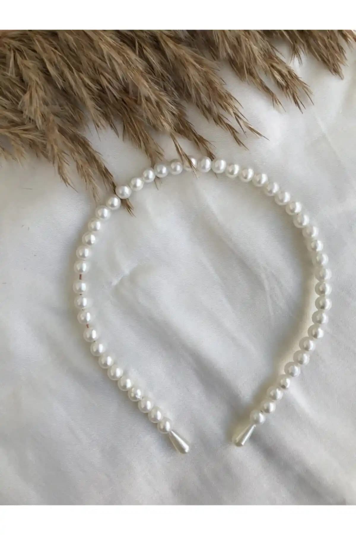 Kadınlar için zarif inci taç: şıklık ve kaliteyi bir arada sunan aksesuar