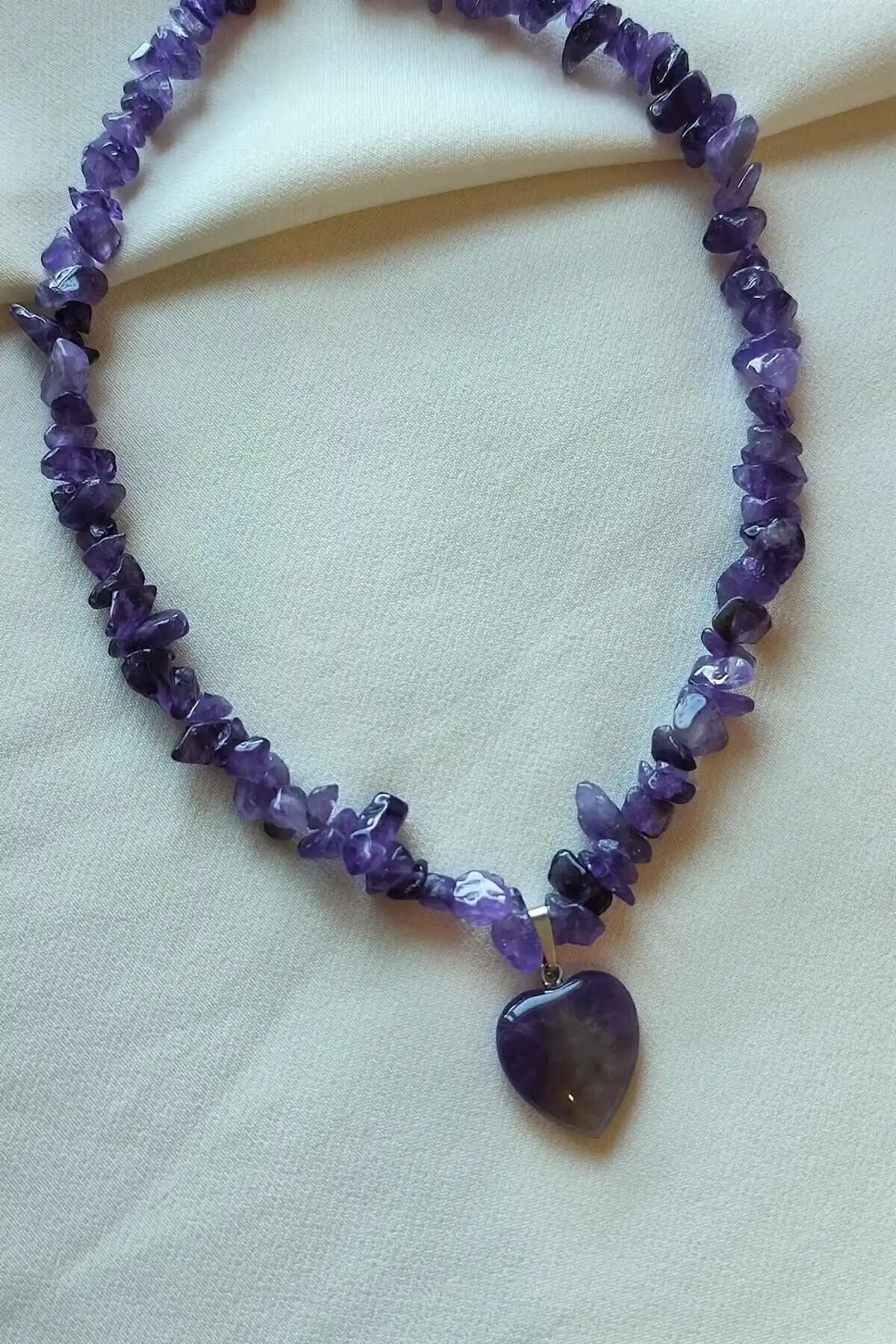 Koyu Ametist ve Kehribar Kolye Karşılaştırması: Hangi Takı İhtiyaçlarınıza Uygun