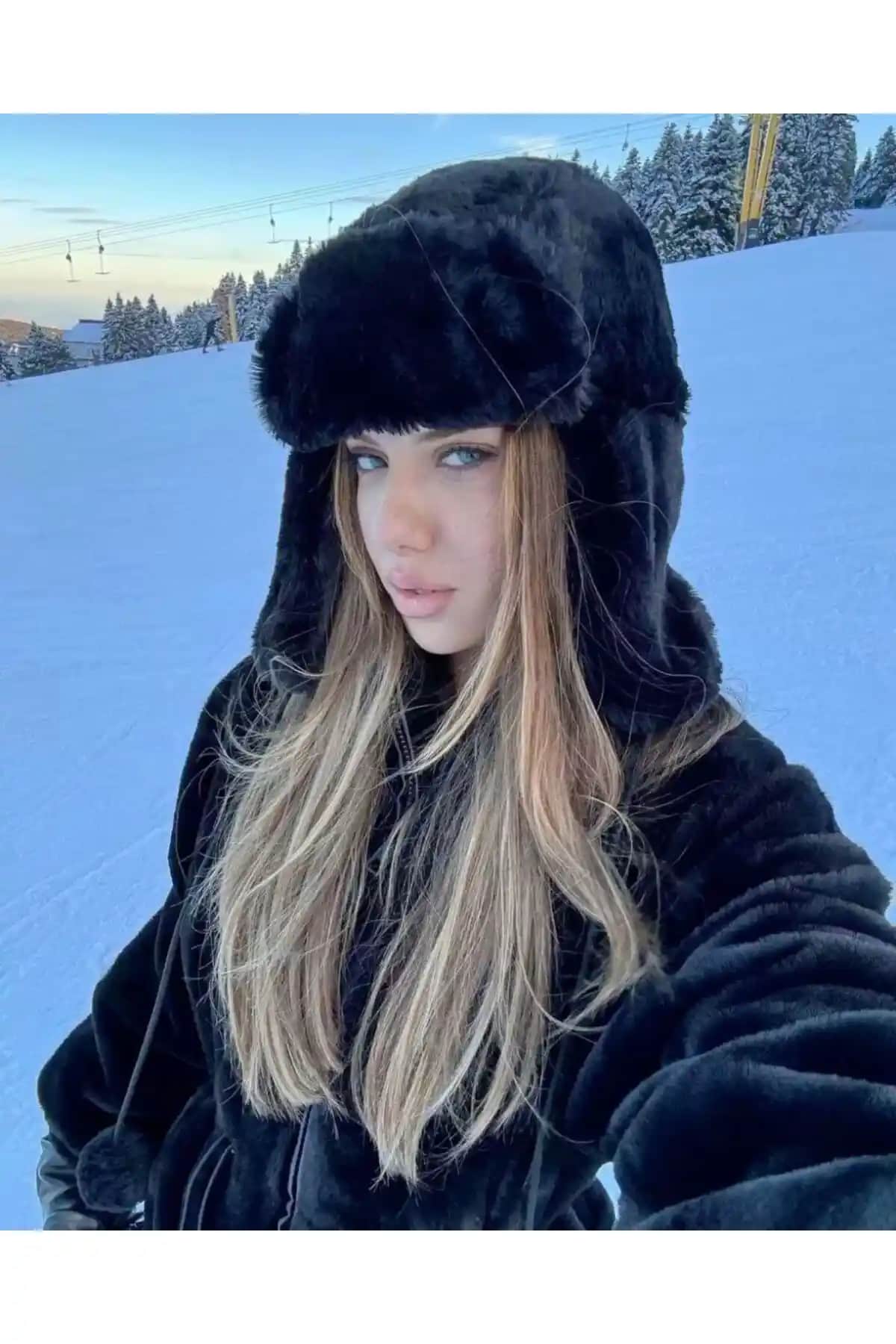 Luminos Butik Siyah Ponponlu ve Bej Kulaklıklı Şapkaların Karşılaştırması