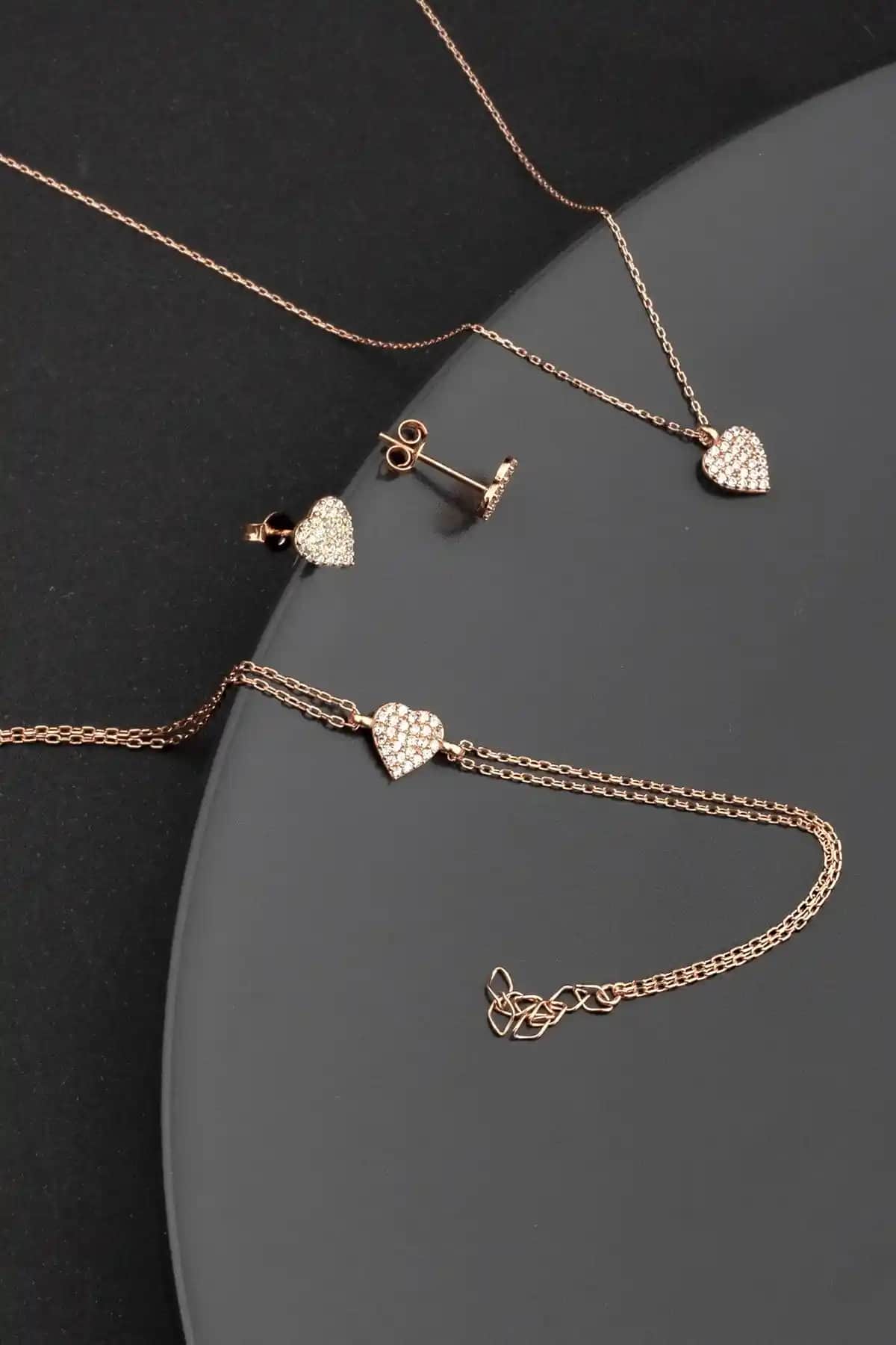 Miavi Silver 925 Ayar Gümüş Kalp Tasarımlı Zirkon Taşlı Takı Seti Şıklık ve Zarafetin Birleşimi