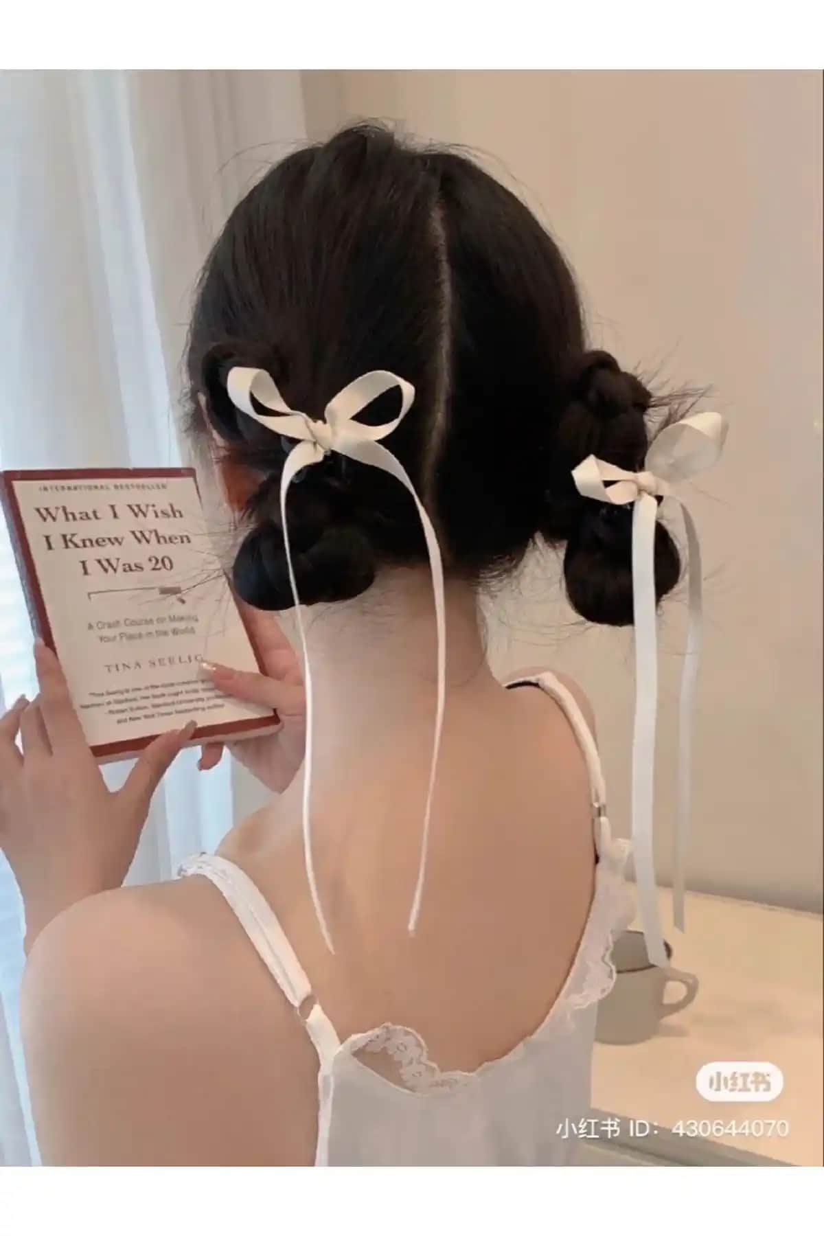 Modernist Beyaz Uzun Kurdele Detaylı Lastik Toka Şık ve Zarif Saç Aksesuarı