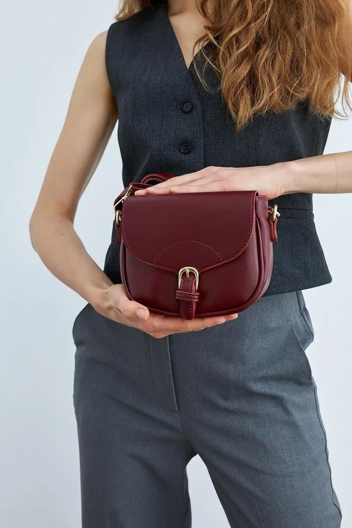 Mopia Bordo ve Taba Kadın Kapaklı Çapraz Askılı Çanta Karşılaştırması
