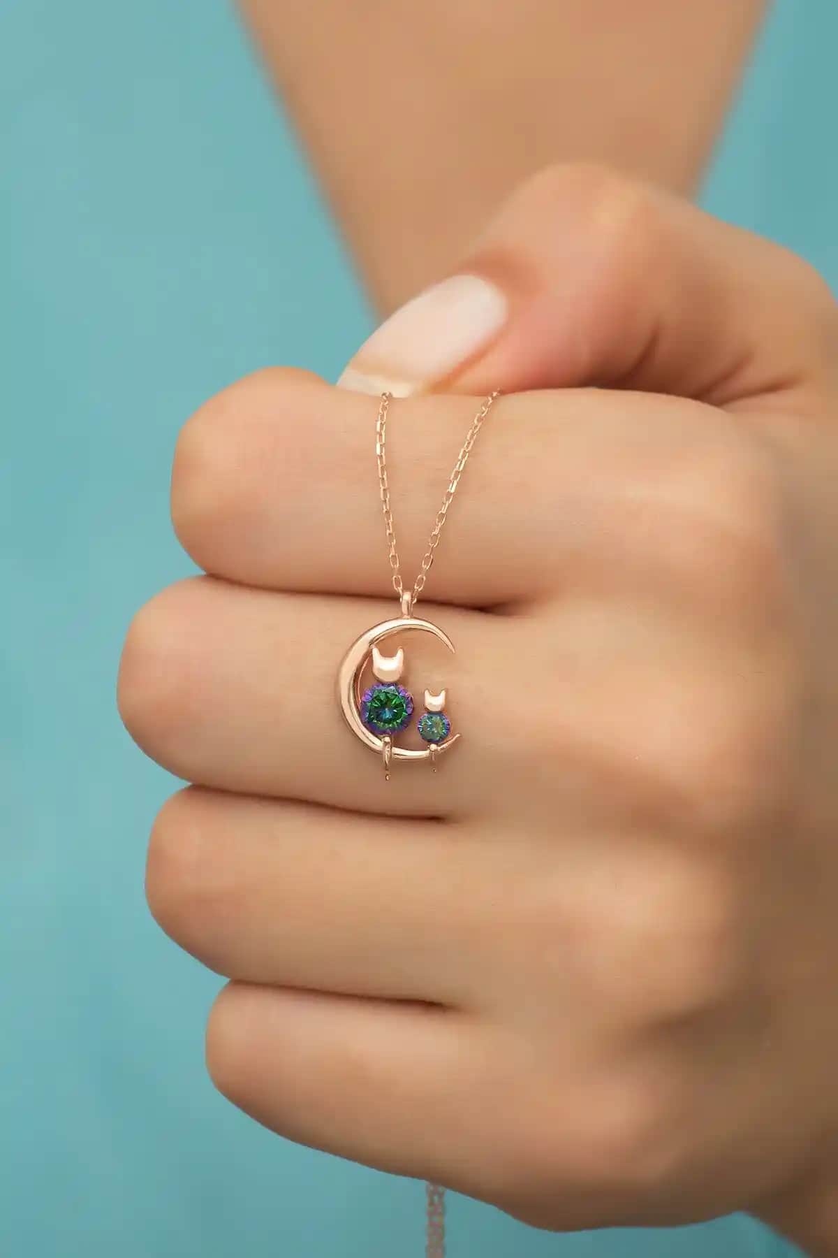 NEREZE 925 Ayar Gümüş Mistik Topaz Taşlı Ay Üzerinde Kedi Kolye Tanıtımı ve Özellikleri