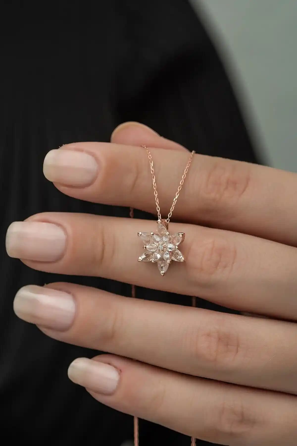 NEREZE ve Silvano Jewelry Lotus Kolye Karşılaştırması: Hangi Model Sizin İçin Uygun