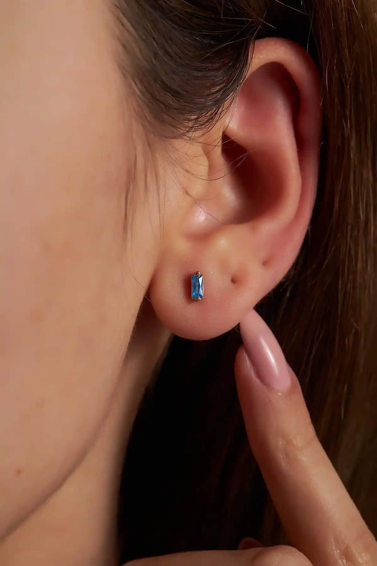 Ninova Baget Akuamarin ve Zümrüt Taşlı Minimal Küpe Karşılaştırması