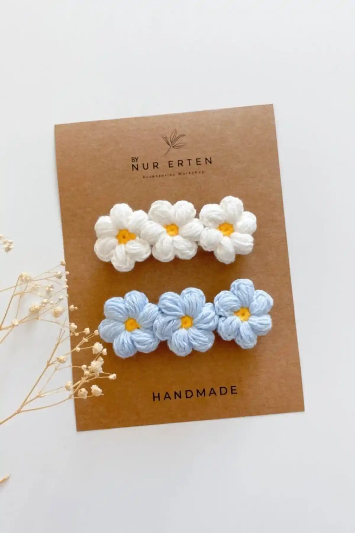 Nur Erten Beyaz ve Mavi Papatya Desenli Otomatik Toka Seti Günlük Kullanım İçin Uygun