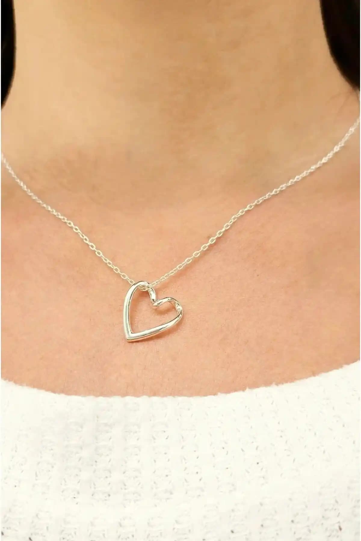 Paslanmaz Çelik Kalp Motifli ve Burgulu Kolye Karşılaştırması