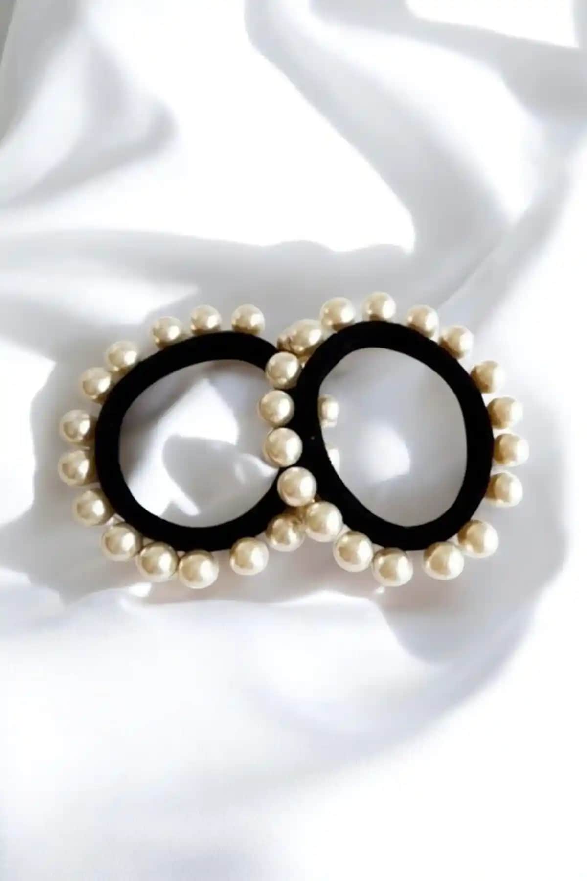 PETEK AKSESUAR Beyaz Incili Büyük Kadın Siyah Lastik Toka Şıklık ve Fonksiyonelliğin Modern Buluşması