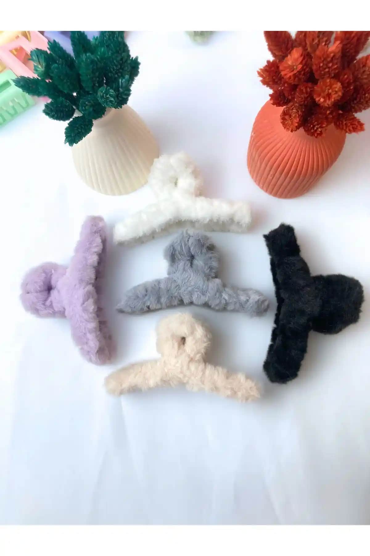 PREGIO Kadın XL Büyük Boy Peluş Tüylü Kışlık Zarif Mandal Toka Şıklık ve Konfor Sunar